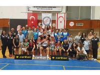 Badmintonda gençler ter döktü