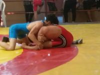 Güreşte ödüller veriliyor