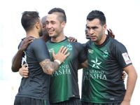 Uğur kaçıyor, yabancılar kovalıyor