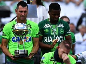 Duygusal törenle kupalarını aldılar